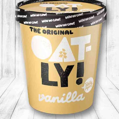 Ein Becher veganes Vanilleeis von Oatly
