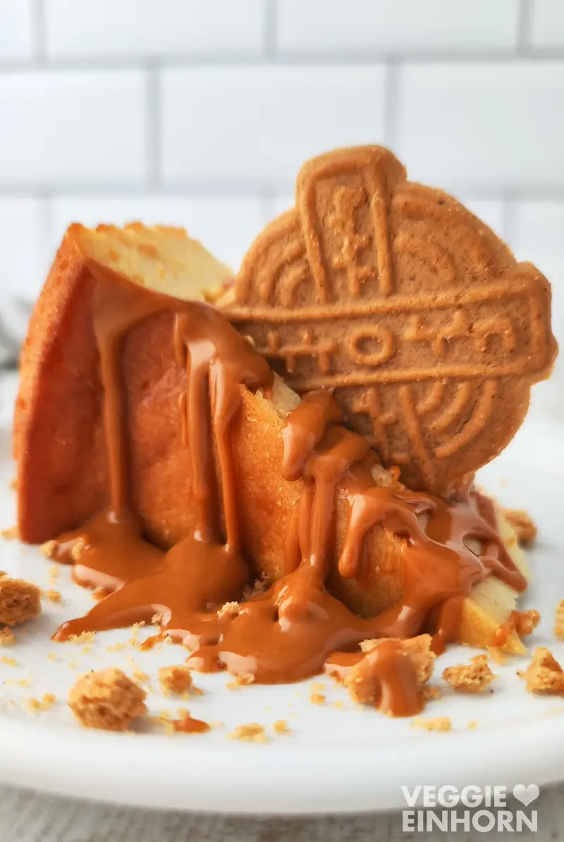 Veganer Käsekuchen mit Spekulatius und Lotus Biscoff Creme dekoriert.