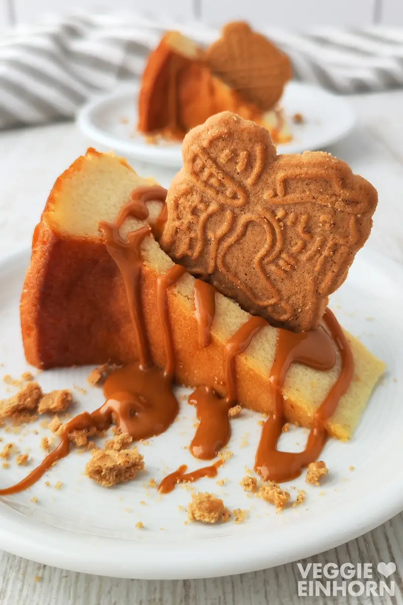 Zwei Stücke veganer Käsekuchen mit Spekulatius und Lotus Creme als festliches Weihnachtsdessert.