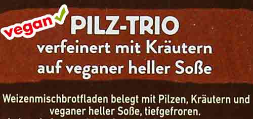 Weizenmischbrotfladen belegt mit Pilzen, Kräutern und veganer heller Soße, tiefgefroren.