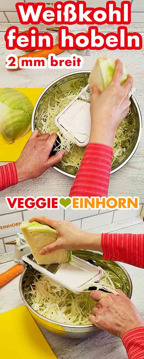 Weißkohl wird mit Gemüsehobel gehobelt
