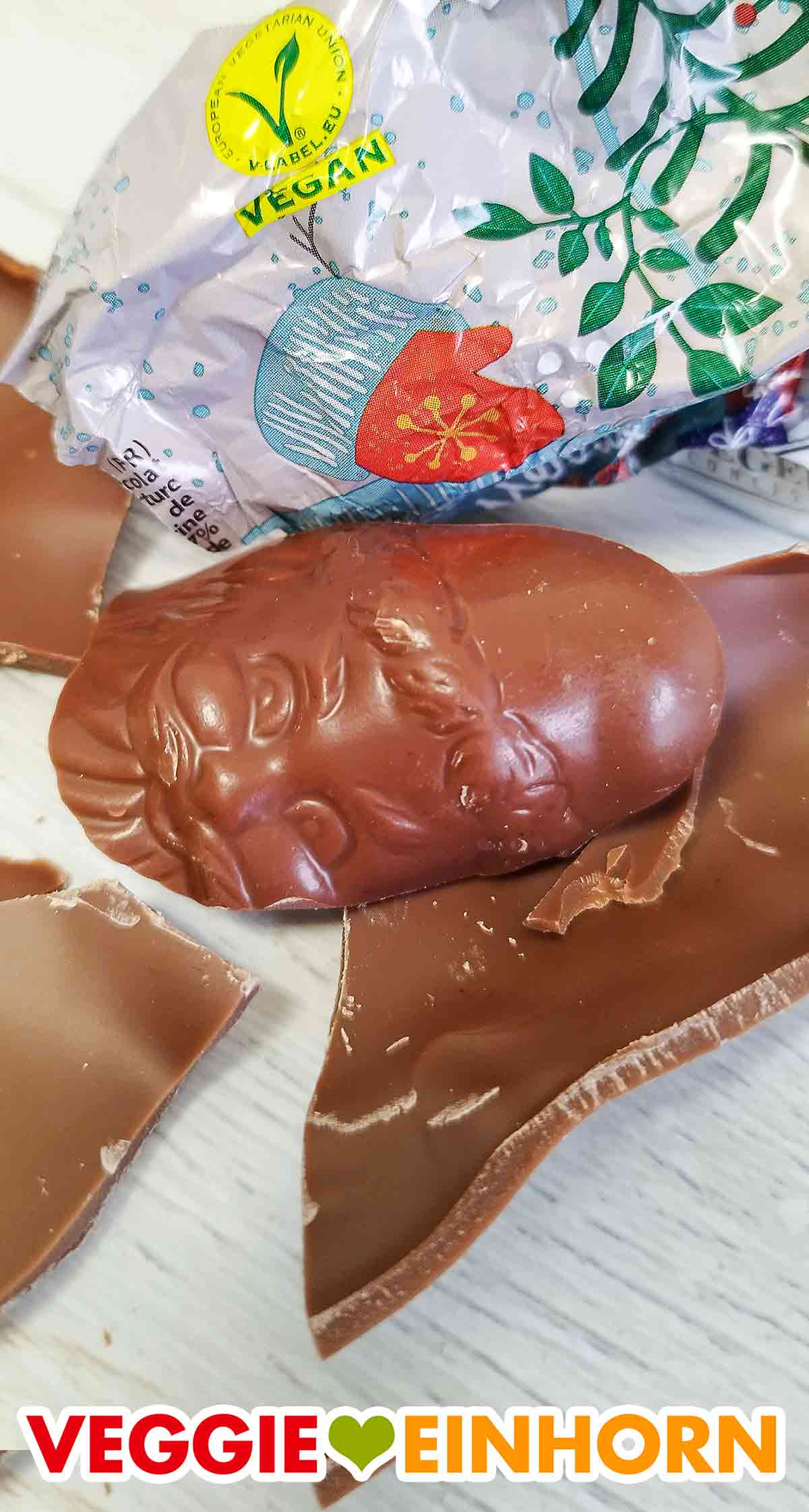 Zerbrochene Schokoladenstücke des veganen Weihnachtsmannes von Riegelein