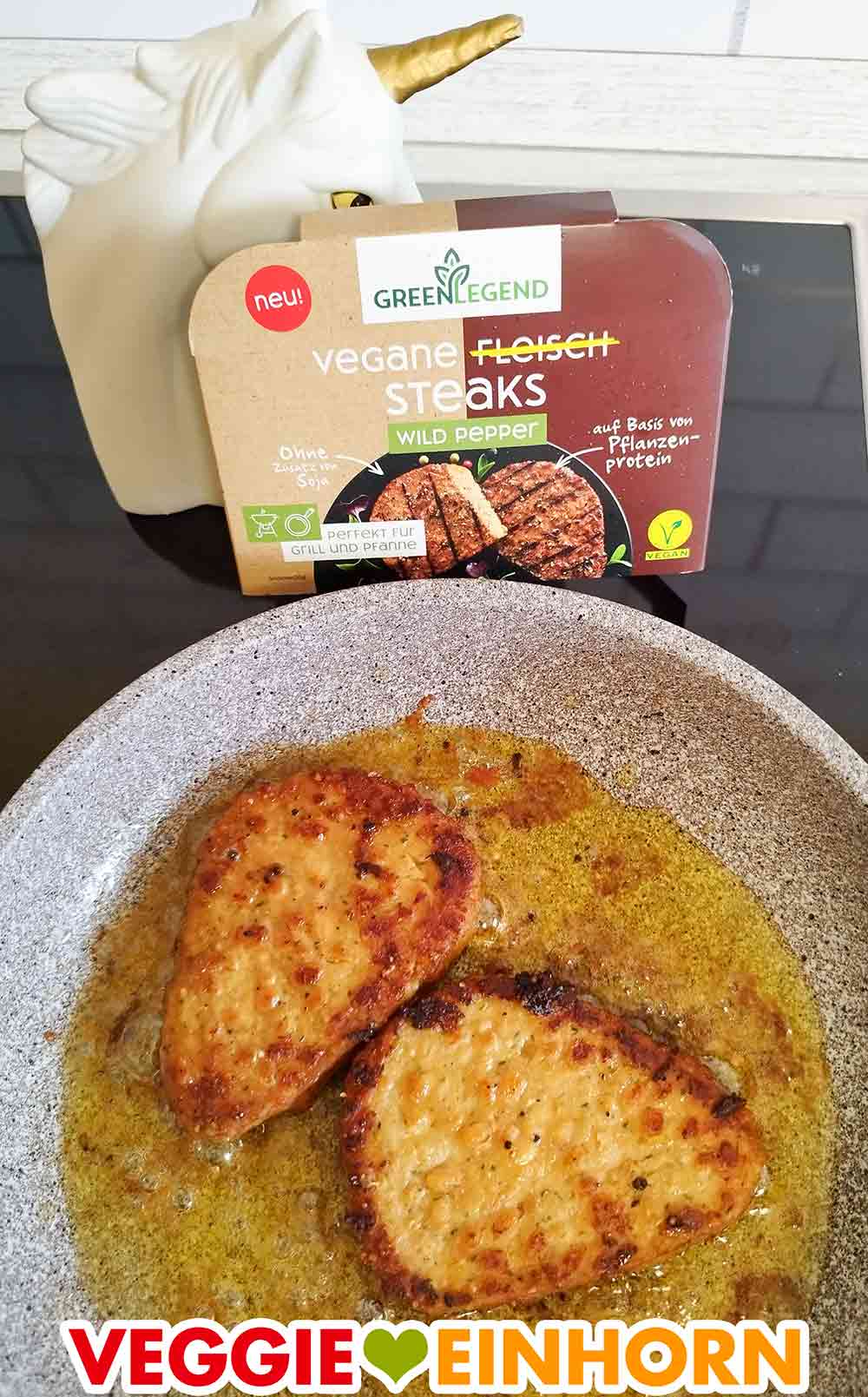 Die veganen Steaks von Green Legend in der Pfanne nach dem Wenden