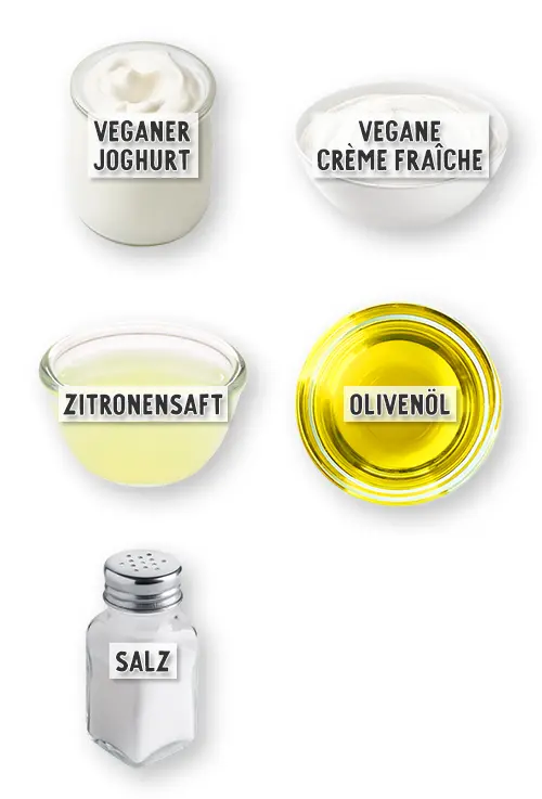 Zutaten für cremige vegane Joghurtsoße mit veganer Crème fraîche in der Übersicht: Veganer Joghurt, vegane Crème fraîche, Zitronensaft, Olivenöl, Salz.