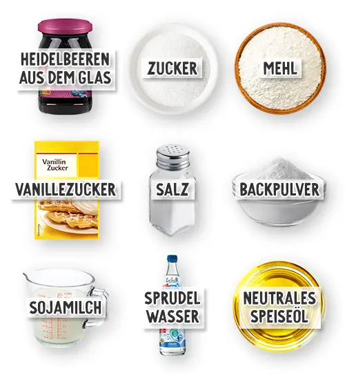 Einzeln beschriftete Zutaten für einen veganen Heidelbeerkuchen vom Blech: Heidelbeeren aus dem Glas, Zucker, Mehl, Vanillezucker, Salz, Backpulver, Sojamilch, Sprudelwasser und neutrales Speiseöl.