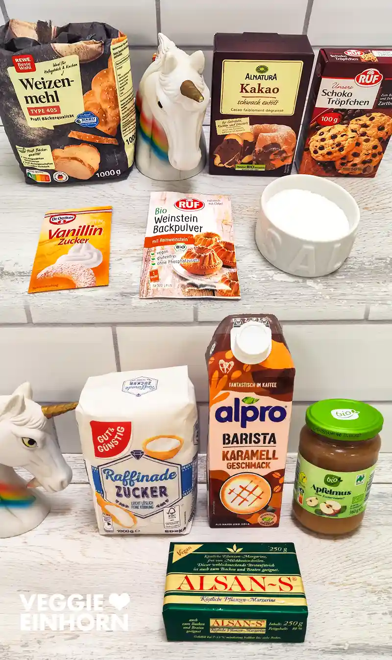 Zutaten für vegane Schoko-Brownies, darunter Weizenmehl, Backkakao, Schokotröpfchen, Vanillinzucker, Weinsteinbackpulver, Zucker, Salz, vegane Butter, Apfelmus und Alpro Barista Karamellmilch.