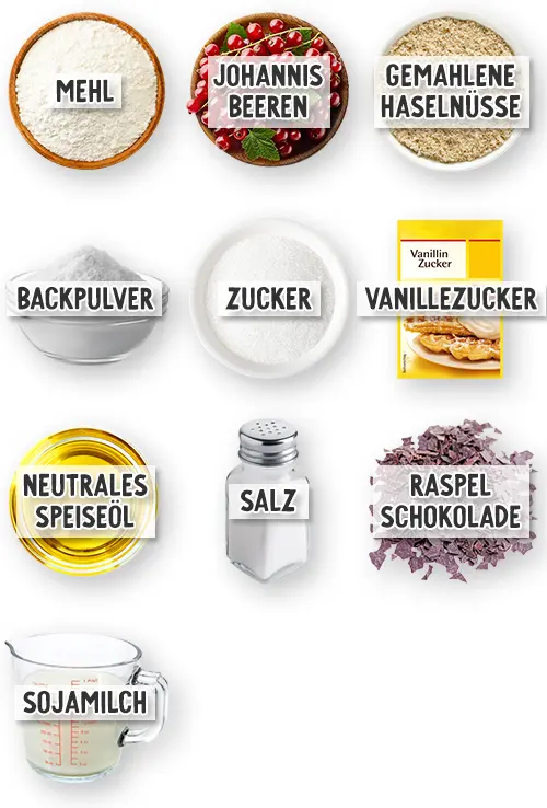 Einzeln beschriftete Zutaten für einen veganen Nusskuchen mit Johannisbeeren: Mehl, rote Johannisbeeren, gemahlene Haselnüsse, Backpulver, Zucker, Vanillezucker, neutrales Speiseöl, Salz, vegane Raspelschokolade sowie Sojamilch.