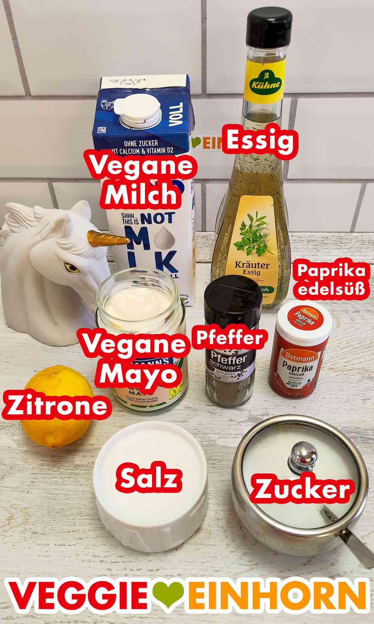 Vegane Milch, veganer Essig, vegane Mayonnaise, Pfeffer, edelsüßes Paprikapulver, Zitrone, Salz, Zucker