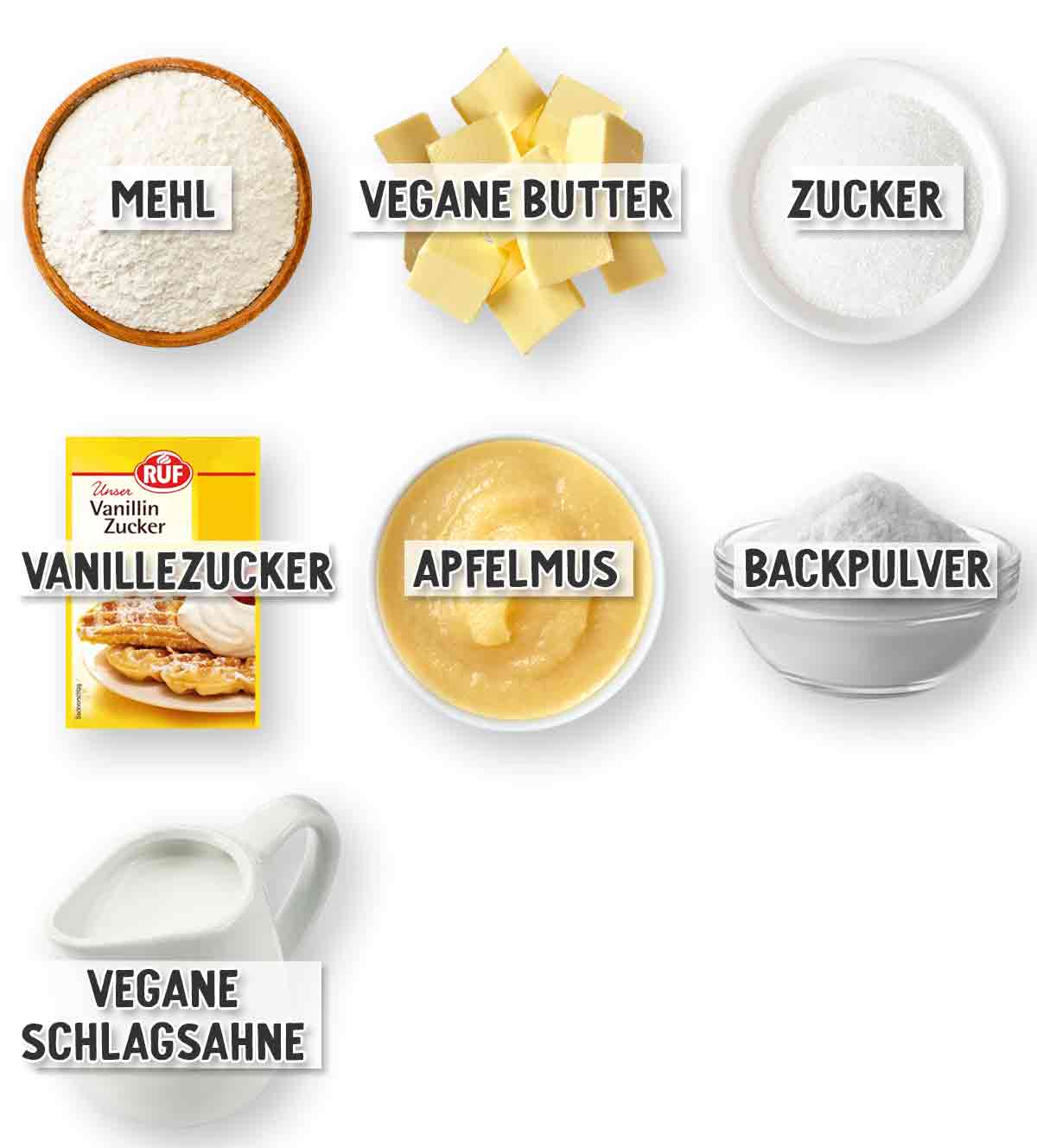 Mehl, vegane Butter, Zucker, Vanillezucker, Apfelmus, Backpulver und vegane Schlagsahne, jeweils in separaten Schalen oder Verpackungen angeordnet.