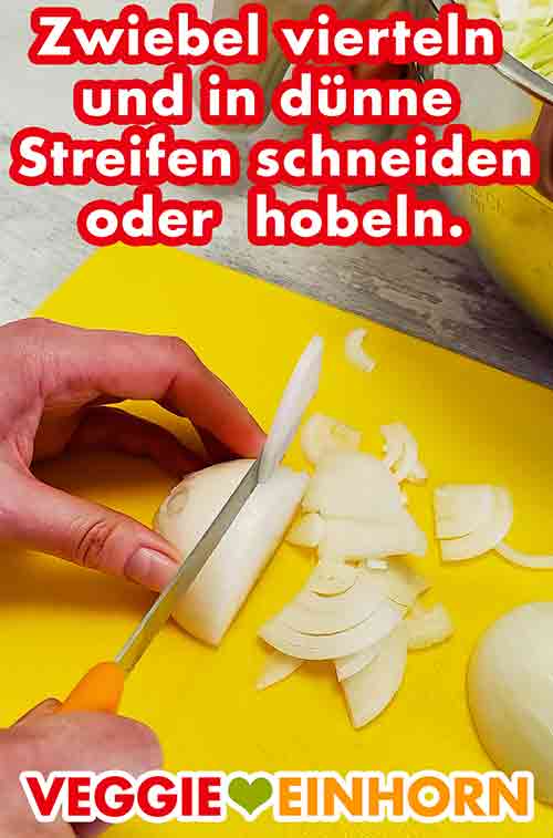 Eine Zwiebel wird in dünne Streifen geschnitten